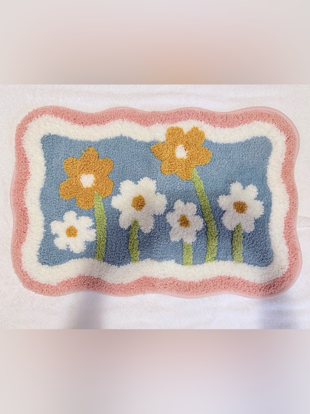 NWOT 3 piece set Floral Daisy Accent Rug/ Mat never used